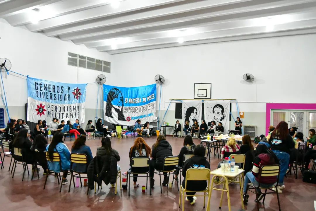 PM_LaPlata's tweet photo. Por un feminismo popular que discuta politica para llevar a lo más alto las banderas justicialistas: Independencia Económica, Justicia Social y Soberanía Politica✌🏽💜 https://t.co/F0w2Kieuke