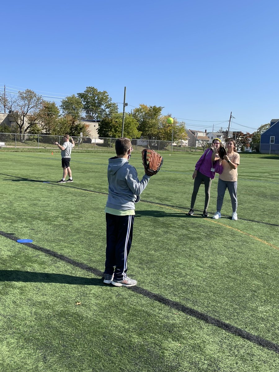 SkillsShs's tweet image. Scenes from @SomervilleHSNJ Unified PE program #softball 🥎#feelslikespring ☀️