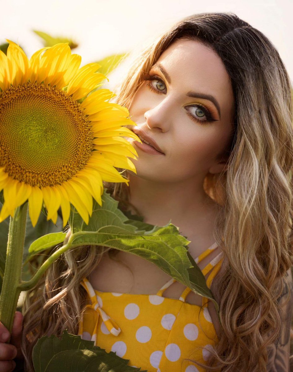 Tasimaging1's tweet photo. #PortfolioDay #portrait #sunflower https://t.co/BngHtufCBJ
