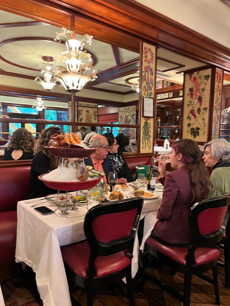 amloloco's tweet photo. La austeridad de la 4T

Pablo Gómez director UIF dandole con todo en la Patita del Marrano 🐷 en Polanco! 

Fuente de mariscos de a millón, vino invitando a su familia y anexas, al fin que el pueblo bueno e idiota paga. 

ES CULERO HIPOCRITA https://t.co/EvqC49RZPk