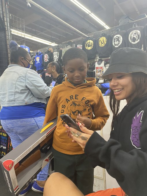 So this 9 year old boy asks for my number (i thought it was sweet) but i really think it was a set up<a href="/tag/jefferydahmer"class="tags"><span>#jefferydahmer</span></a><a href="/tag/blueface"class="tags"><span>#blueface</span></a><a href="/tag/chrisseanrock"class="tags"><span>#chrisseanrock</span></a>