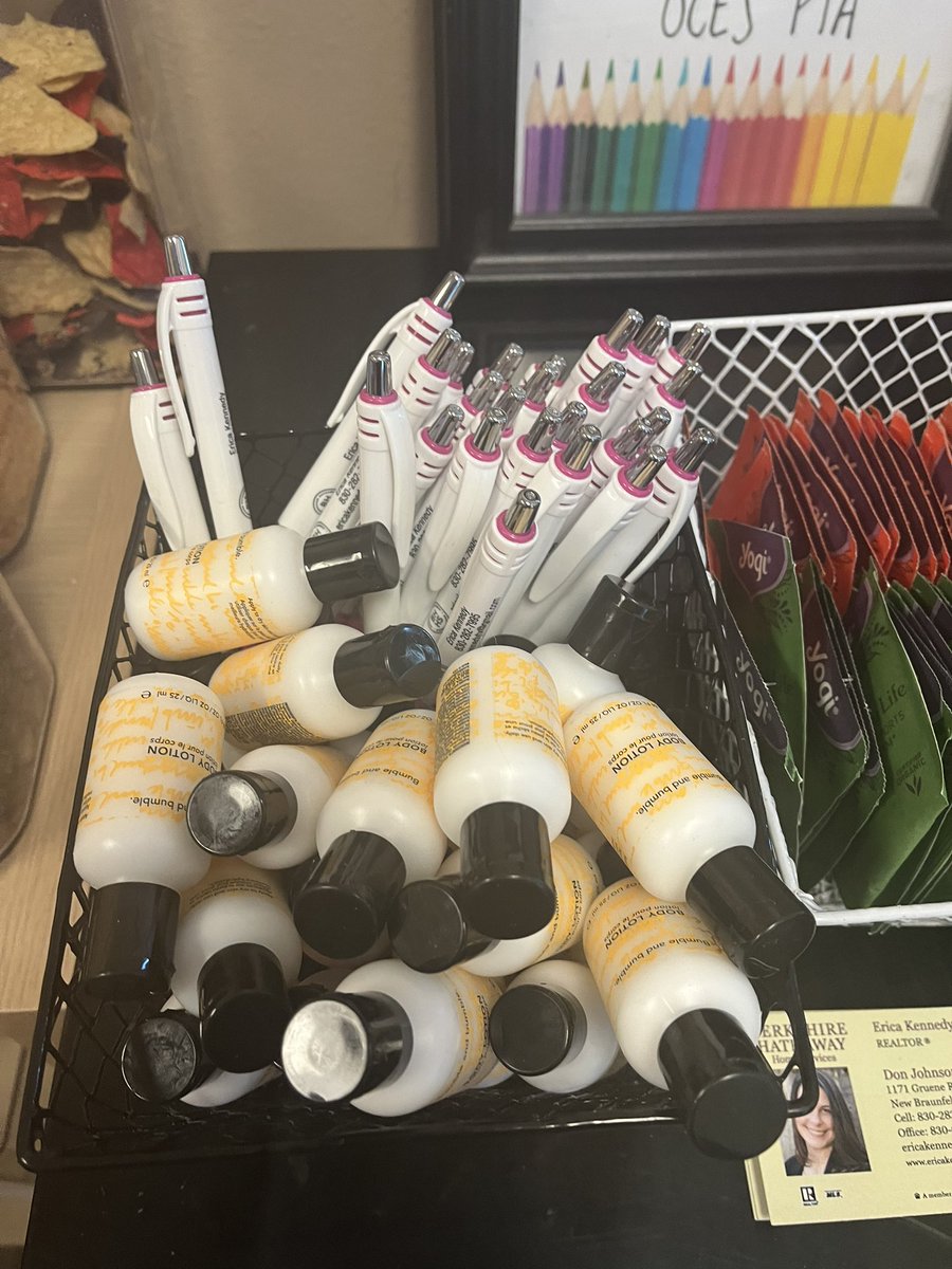 OakCreekElemen1's tweet photo. Thanks to this weekโs snack sponsor, Erica Kennedy, Realtor! Our staff was so appreciative! #OCESstrong #ComalISD #newbraunfelstx ๐พ๐ https://t.co/pTKTV2uRlR