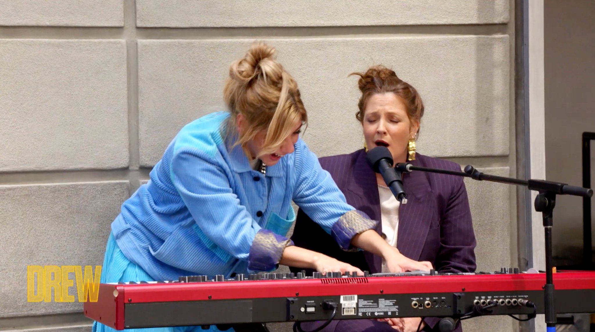 The Drew Barrymore Show on Twitter "Drew turns the tables on TikTok