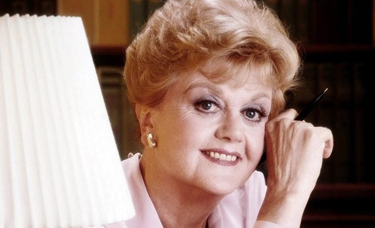 Cinguetterai's tweet photo. Si è spenta Angela Lansbury, addio a #LaSignoraInGiallo.
Per tantissimi anni è stata la compagnia di milioni di italiani, immancabile appuntamento ogni estate nel mezzogiorno di Rai 1.

#AngelaLansbury https://t.co/RmTAl5fVhW