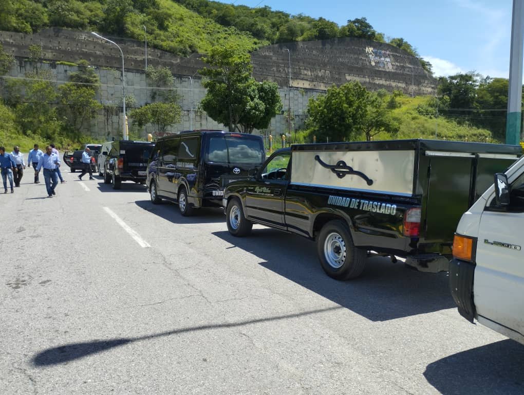 laprensalara's tweet photo. #11Oct | Así llega el cortejo fúnebre con 31 de los cuerpos de víctimas del deslave en Las Tejerías al cementerio de #Maracay. 

Cuatro fueron llevados a Tejerías para sepultarlos en el cementerio de Los Cachos. 

Vía: @churuguara https://t.co/t8Z0IBX43Q