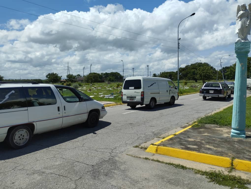 laprensalara's tweet photo. #11Oct | Así llega el cortejo fúnebre con 31 de los cuerpos de víctimas del deslave en Las Tejerías al cementerio de #Maracay. 

Cuatro fueron llevados a Tejerías para sepultarlos en el cementerio de Los Cachos. 

Vía: @churuguara https://t.co/t8Z0IBX43Q