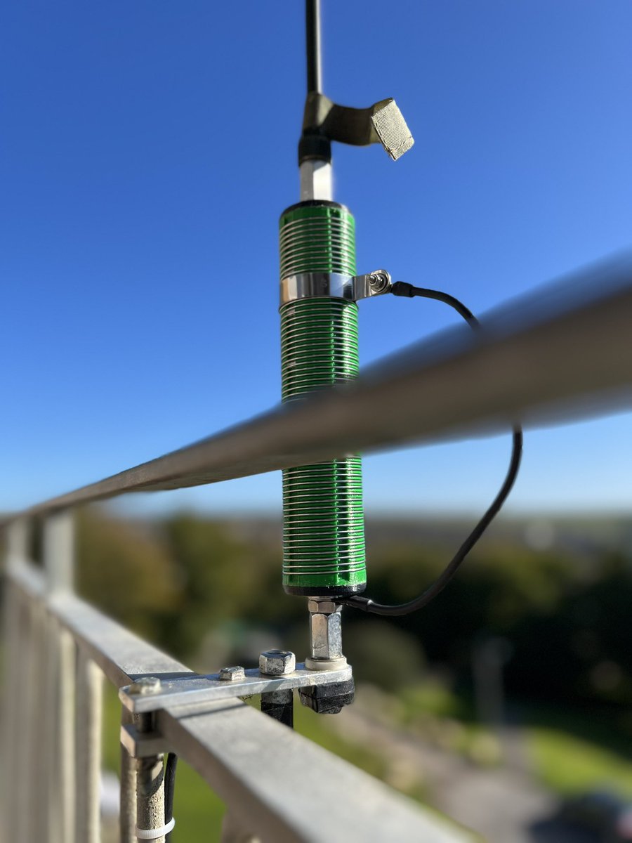 Really like the emerald colour of my new #SlidewinderDX coil from <a href="/M1eccAntennas/">M1ECC Antennas Limited</a> paired with the 9ft folding whip also from M1ECC Antennas, working well on my window mount attached to my balcony railing 👌🏼 #hamradio #amaterradio