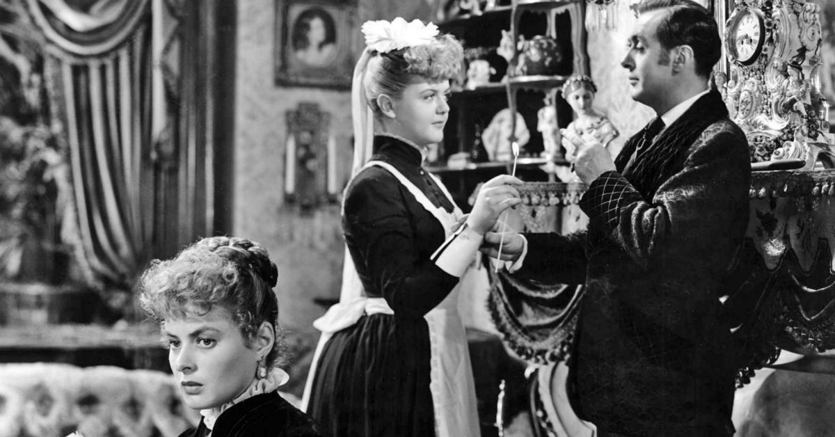 C'est sans doute la dernière fois que l'on salue le départ d'une grande actrice avec une image d'un film de l'âge d'or des studios: Ingrid Bergman, #AngelaLansbury (1925-2022) et Charles Boyer, Gaslight, George Cukor, 1944.