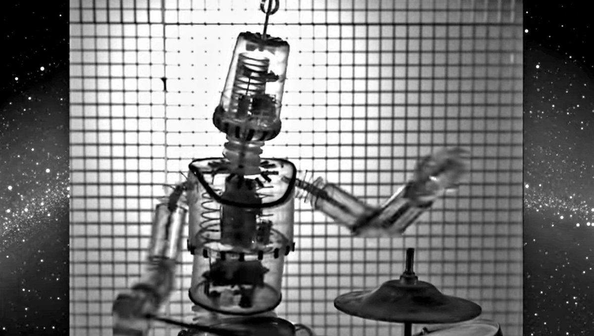 FredSatterfield's tweet photo. The ORIGINAL drum machine!!
#FireballXL5 #DRUMMER #HugaDrummer #LynnDrum #Roland @PearlDrumCorp #Robot https://t.co/GdQMO9a5hE