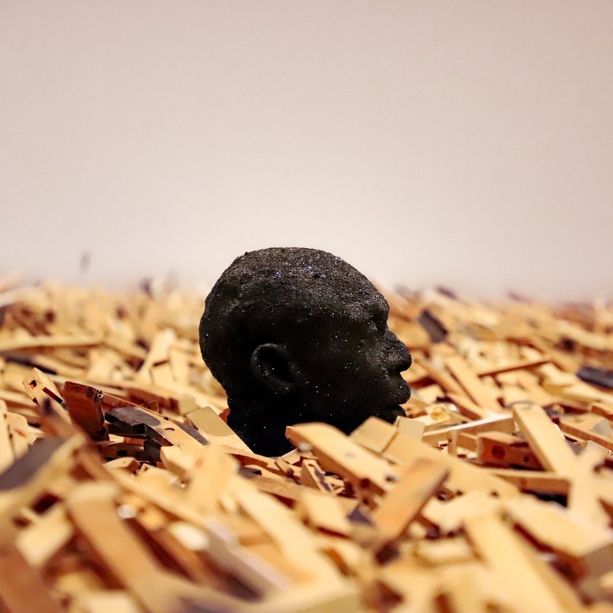 knoxart's tweet photo. This #artwork takes up an entire gallery on the street level of @knoxart! 🎨 "Windward Coast - West Coast Slave Trade," 2009-2018, piano keys, plaster bust, and glitter, dimensions variable © #RadcliffeBailey. Courtesy of the artist and @JackShainman Gallery, New York https://t.co/gRcvZerIEt