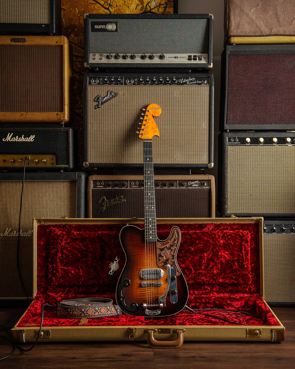 DeeBeeUs's tweet image. @michaelsegui&apos;s handmade, TK-equipped, Bigsby-esque flame-topped birdseye-necked beauty with handtooled leather pick guard.
#teletuesday #paulbigsby #bigsby #bigsbytelecaster #bigsbyvibrato #choppedb5 #bigsbyb5 #tksmith #tksmithguitar #tksmithpickups #tksmithequipped