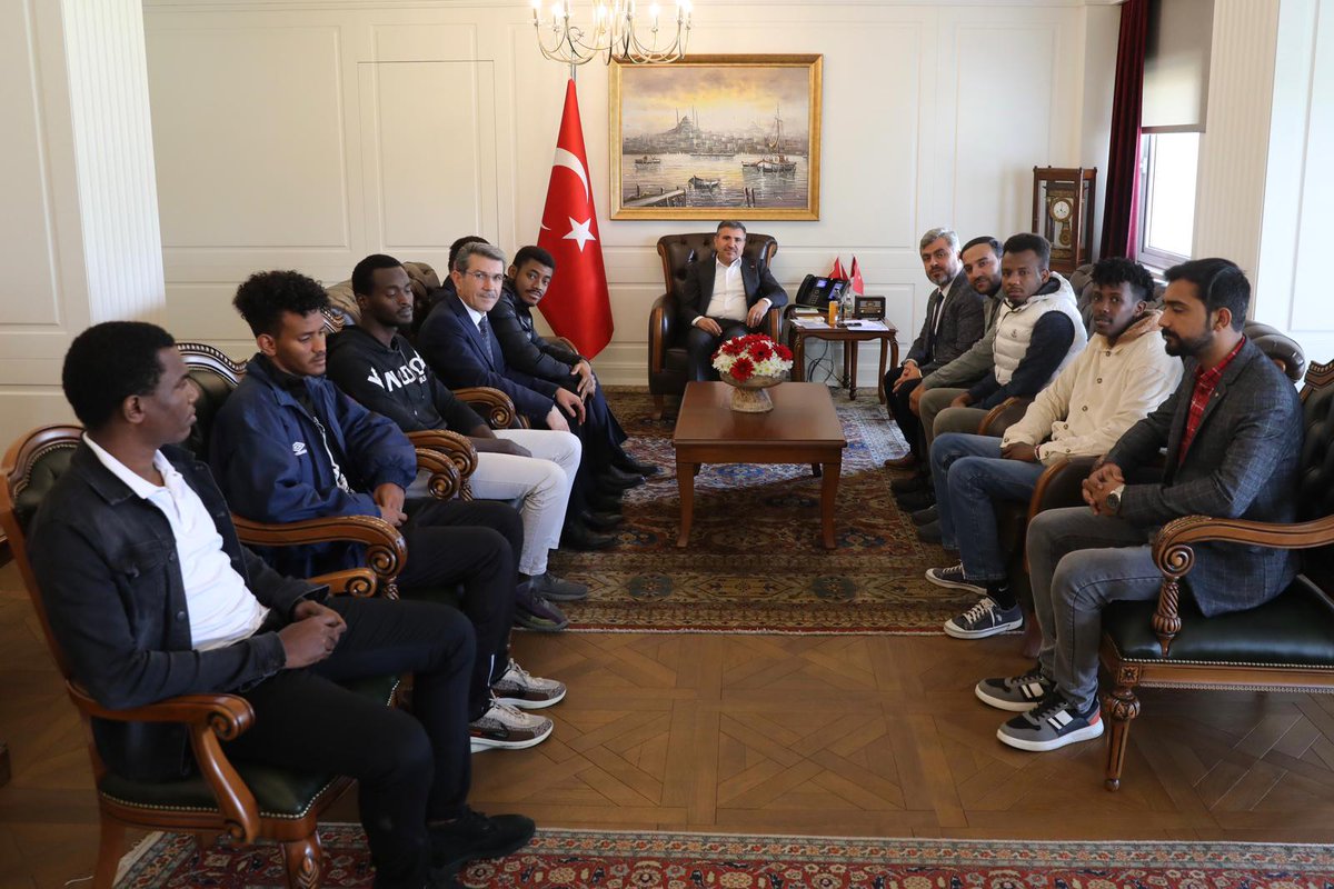 DuzceUod's tweet photo. Uluslar Arası Öğrenci Derneği olarak Düzce Valisi Sayın Cevdet Atay'ı makamında ziyaret ettik. Görüşmede Gençlik Spor İl Müdürü İsa Yazıcı Başkanımız Sayın Coşkun Zabunoğlu Başkan Yardımcımız  Sayın Yücel Özer ve öğrenci temsilcilerimiz yer aldı, https://t.co/LCyCPuYYgl