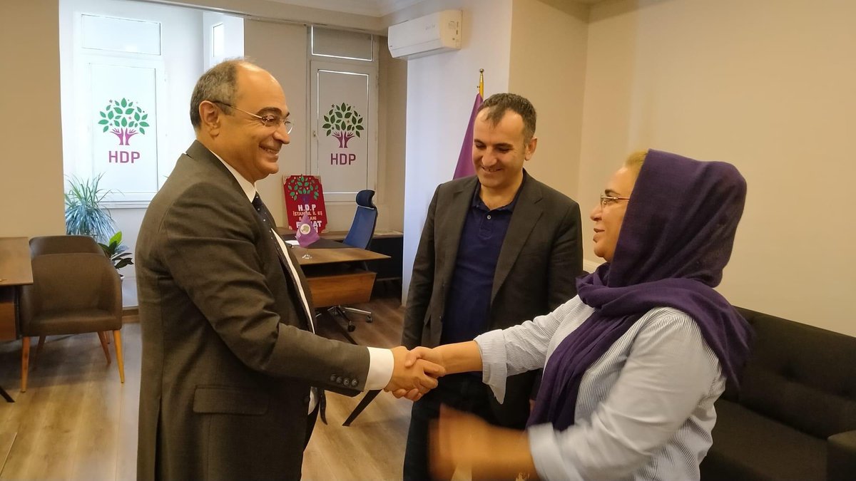 AvTuranAydogan's tweet image. HDP İst. İl Eşbaşkanı @FerhatEncu siyasetçi kimliğinin yanı sıra yakın tarihimizin acı olaylarından Roboski (Uludere) Katliamı&apos;nda kardeşini ve akrabalarını kaybetmiş bir isim.Dün konuğu olduğumuz Encü nezdinde yakınlarını kaybeden herkesin acısını ortaklaştık
#RoboskiİçinAdalet