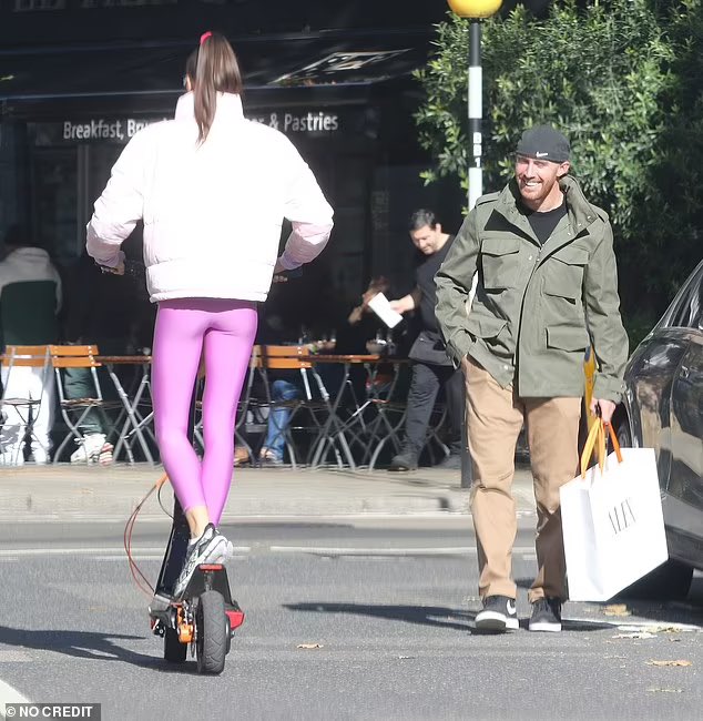 stickaregonit's tweet photo. So @metpoliceuk @MetCycleCops @annietrev #influencer @ZaraZoffany can very publicly self promote in the @DailyMailUK in a totally #illegal 40mph #Inokin e-scooter on Londons Streets without getting 6 Points & a ยฃ300.00 fine like the rest of us??? https://t.co/tPyVezEgb4