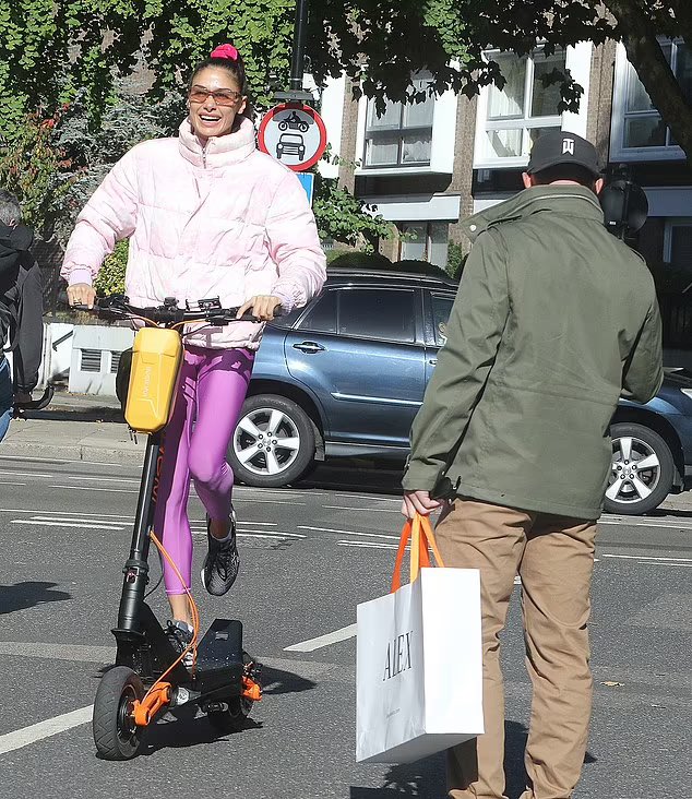 stickaregonit's tweet photo. So @metpoliceuk @MetCycleCops @annietrev #influencer @ZaraZoffany can very publicly self promote in the @DailyMailUK in a totally #illegal 40mph #Inokin e-scooter on Londons Streets without getting 6 Points & a ยฃ300.00 fine like the rest of us??? https://t.co/tPyVezEgb4