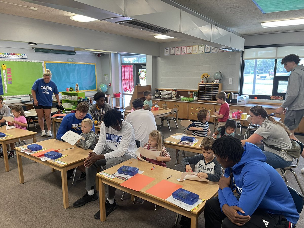 TaborCollegeMBB's tweet photo. Our team visited Hillsboro Elementary School today to help make Halloween crafts and read books to the kindergarten classes 📚🏀 https://t.co/TkSa5s7iQt