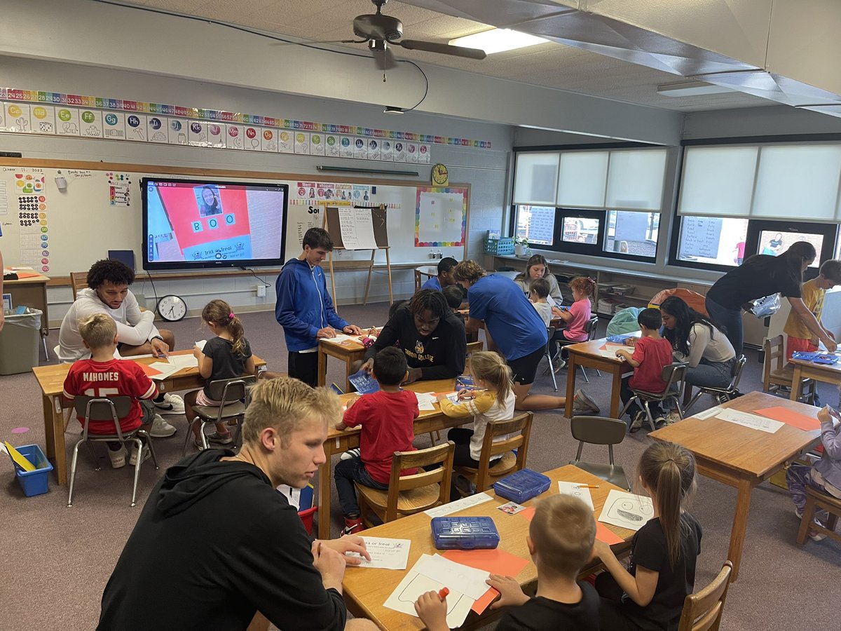TaborCollegeMBB's tweet photo. Our team visited Hillsboro Elementary School today to help make Halloween crafts and read books to the kindergarten classes 📚🏀 https://t.co/TkSa5s7iQt