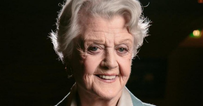 LaVanguardia's tweet photo. 🔴#ÚltimaHora Muere la actriz Angela Lansbury a los 96 años.

La intérprete británica, conocida por su papel en 'Se ha escrito un crimen', ha fallecido “pacíficamente mientras dormía”, según un comunicado publicado por su familia.