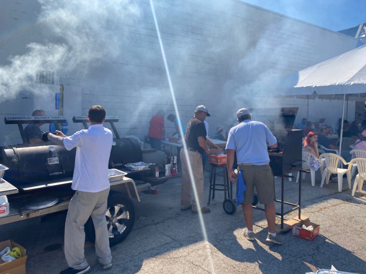 MidAmCarpenters's tweet image. #Local945 in Jefferson City cooked up hundreds of brats and burgers for the Old Munichberg Oktoberfest recently. The Jefferson City Mayor stopped by to celebrate with our members, retirees and business rep!