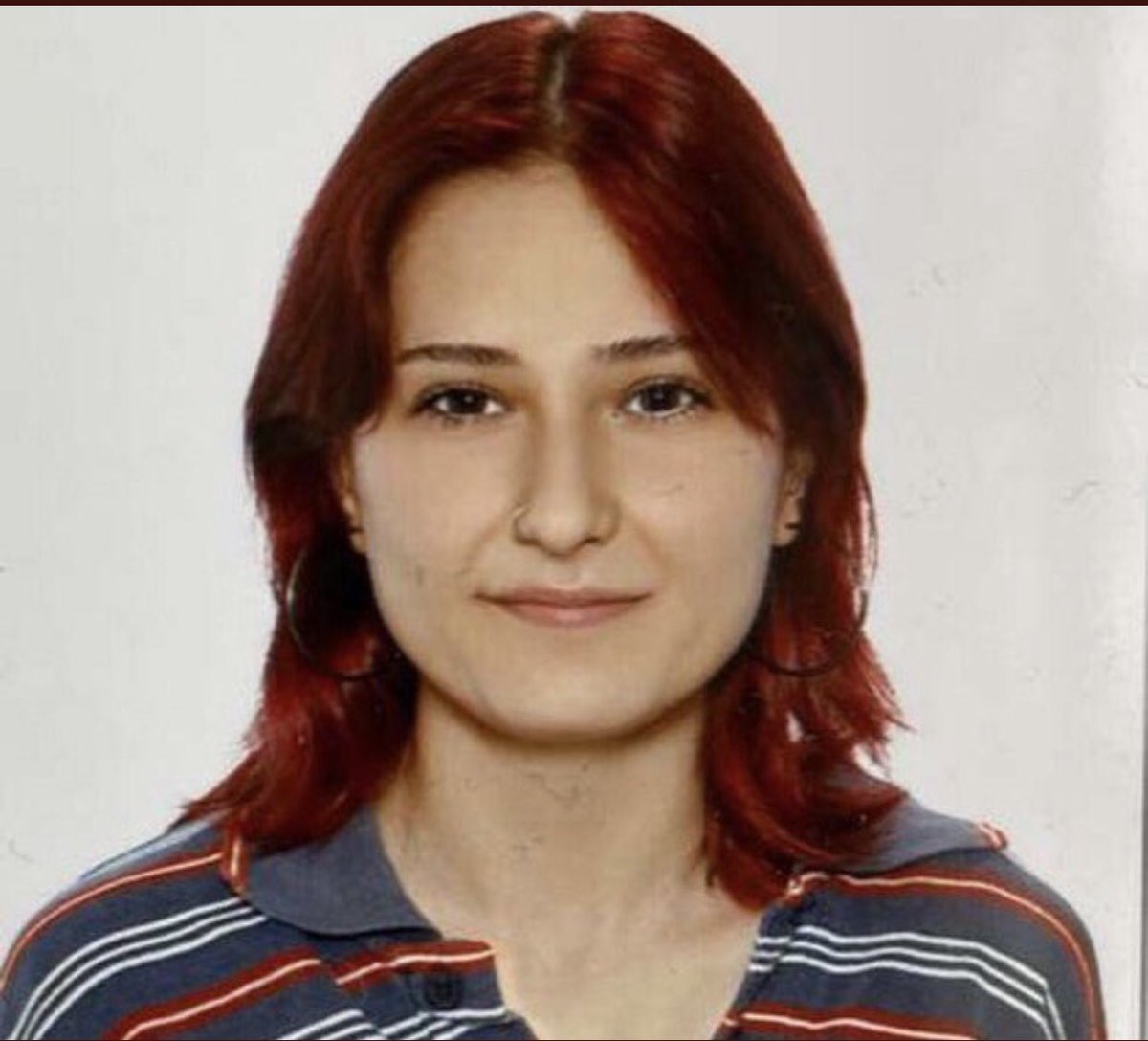 catlamayanoje's tweet photo. Rastgele bir yere çiçek bıraksak,
bir kadının mezarına denk gelecek kadar kadın öldürüldü bu ülkede! 🥀
 #BüşraKabataş https://t.co/1MYMf5Tn0o