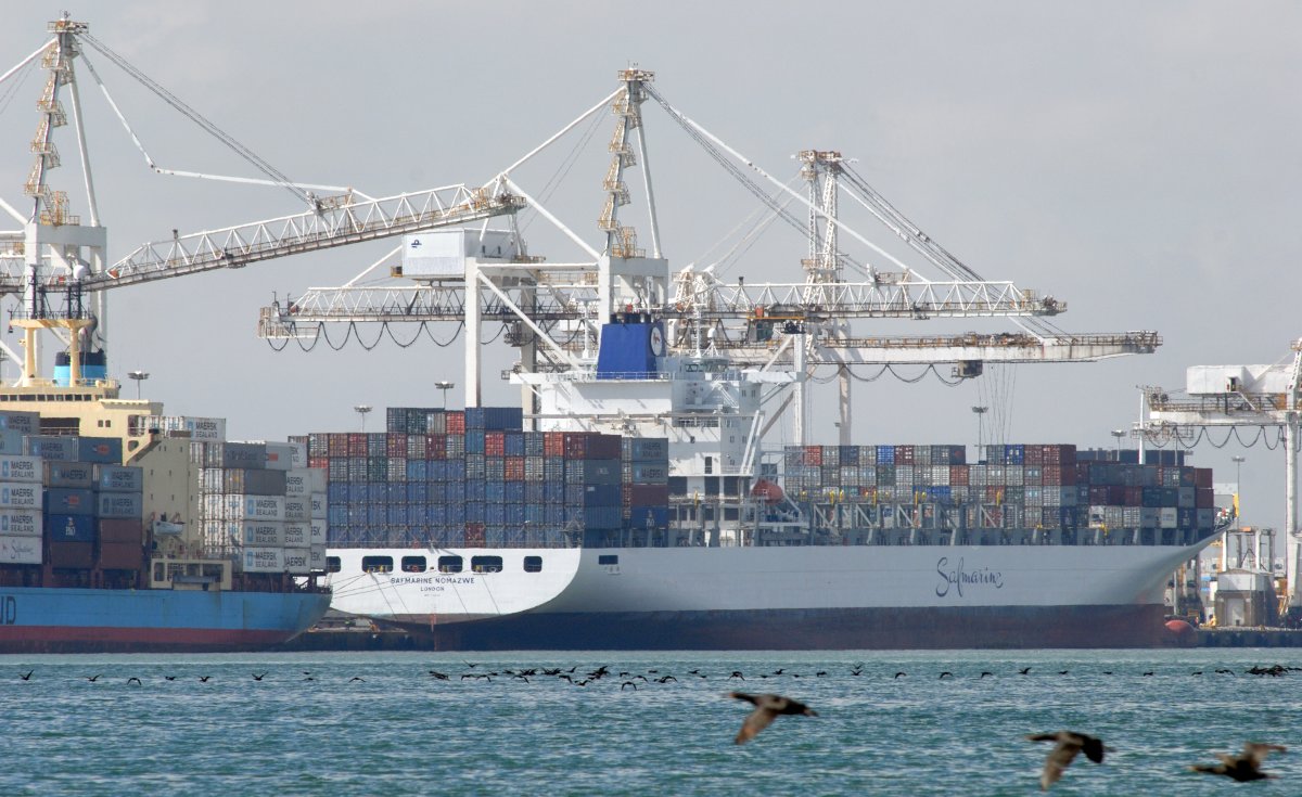 allafrica's tweet photo. Workers' Strike Leads to Bottlenecks at South African Ports https://t.co/HIUyRYtQfW #SouthAfrica #Ports #Satawu #untu #wageincreases #strike #economy https://t.co/jAPwxJxVva