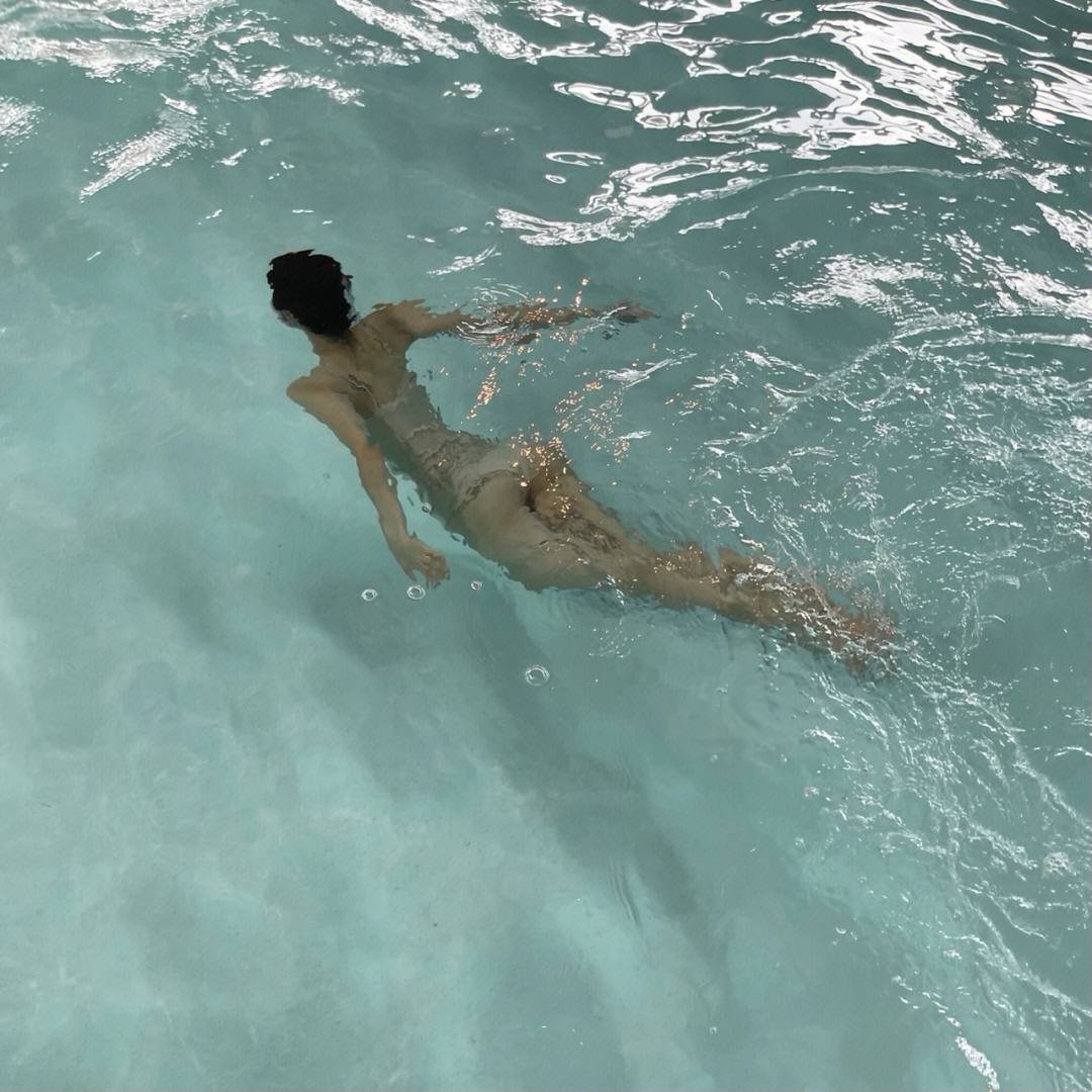 xin_lacey's tweet photo. There are two sides to everything, if you want to enjoy the silence underwater, you have to give up your breath https://t.co/XR9zLY4q5e