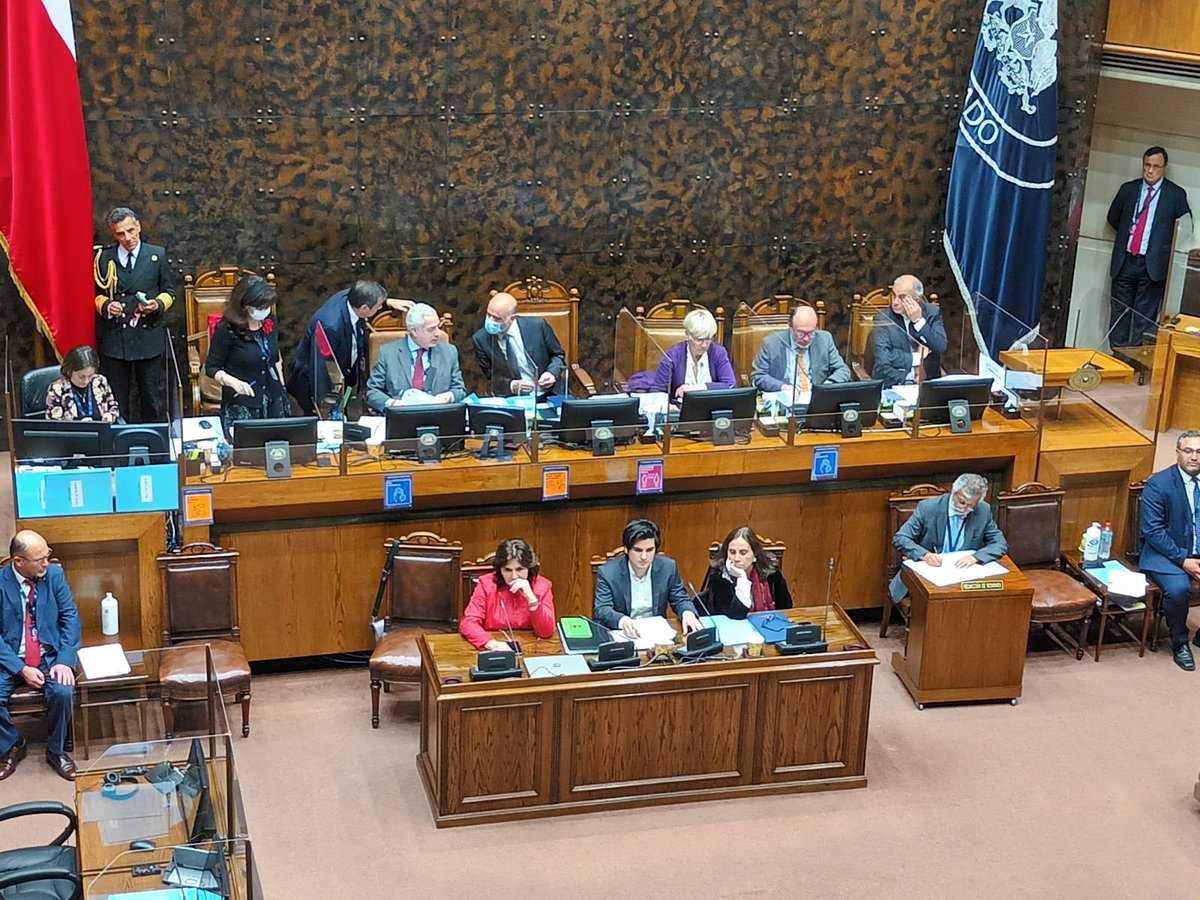 Junto a la Canciller @UrrejolaRREE y la Ministra <a href="/AnaLyaUriarteR/">Ana Lya Uriarte</a>, en estos momentos el Subsecretario <a href="/jmahumadaf/">José Miguel Ahumada</a> asiste al <a href="/Senado_Chile/">Senado Chile</a> para participar en la votación sobre el Tratado Integral y Progresista de Asociación Transpacífico (CPTPP) 👇