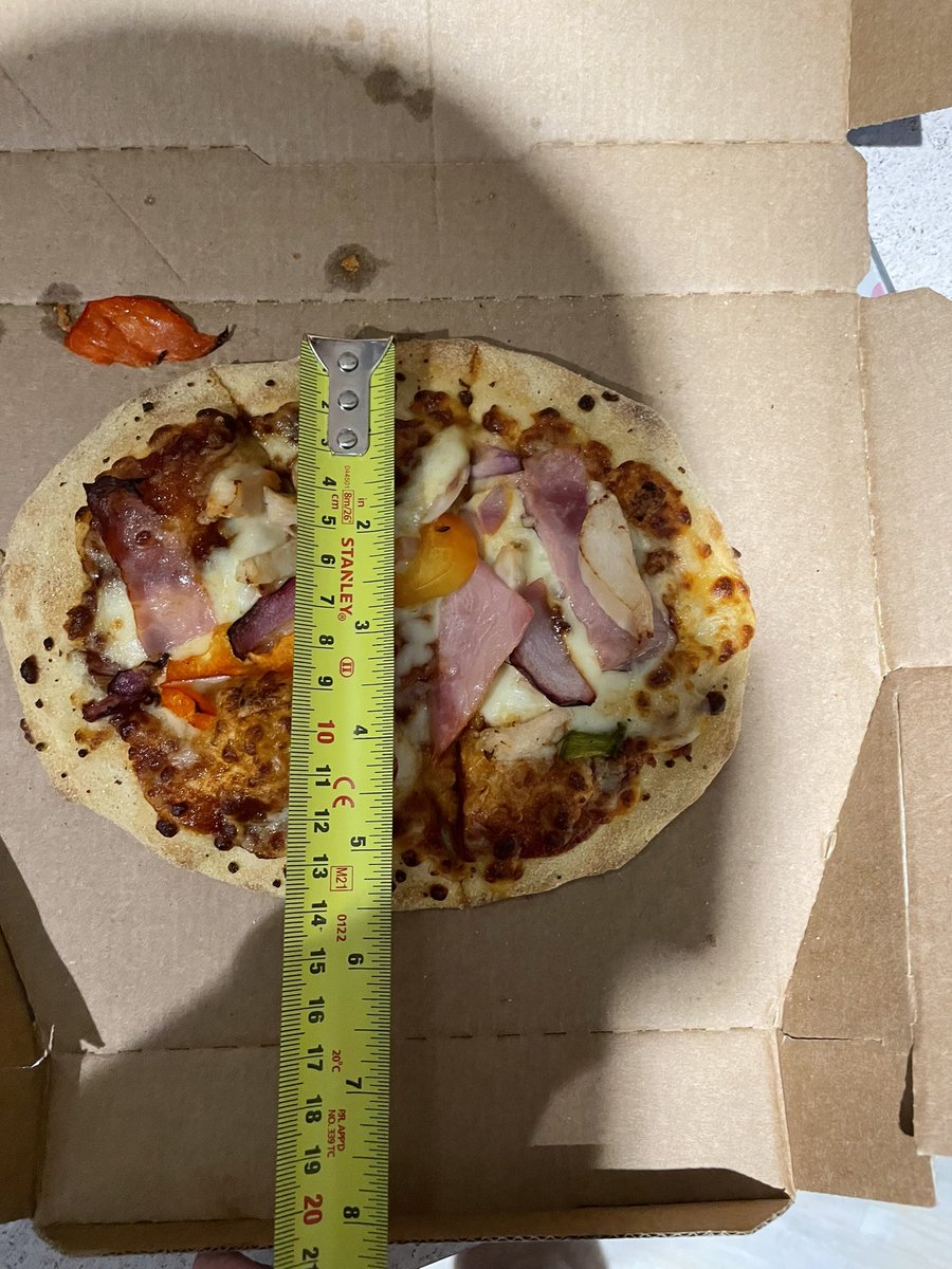 leedenton1984's tweet photo. @Dominos_UK At what point does this measure 9.5 inches??? Are your measurements based on circumference now? Naturally its going to be 650 calories when its barely bigger than the size of a large slice. What a proper rip off! I had to give her one of my slices to keep her happy! https://t.co/8SvPLQY3Sx