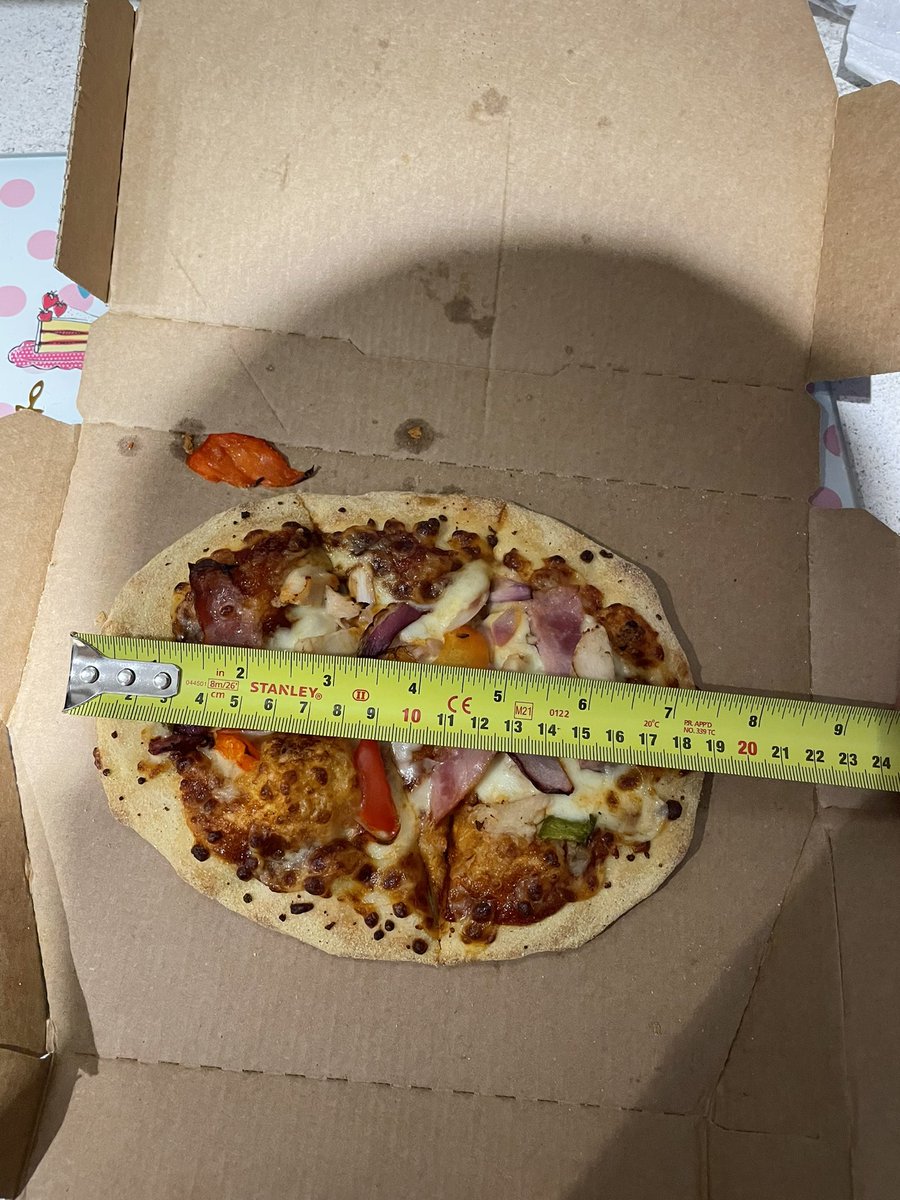 leedenton1984's tweet photo. @Dominos_UK At what point does this measure 9.5 inches??? Are your measurements based on circumference now? Naturally its going to be 650 calories when its barely bigger than the size of a large slice. What a proper rip off! I had to give her one of my slices to keep her happy! https://t.co/8SvPLQY3Sx