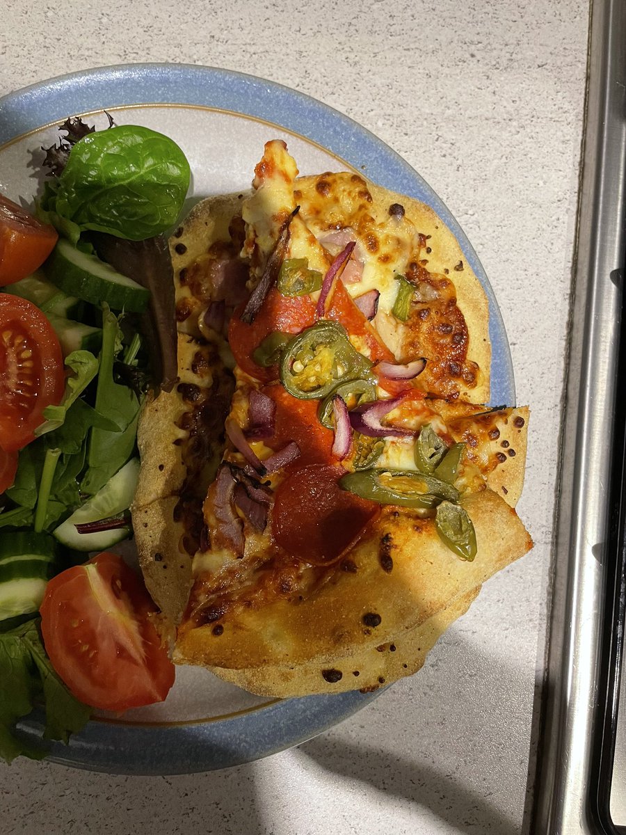 leedenton1984's tweet photo. @Dominos_UK At what point does this measure 9.5 inches??? Are your measurements based on circumference now? Naturally its going to be 650 calories when its barely bigger than the size of a large slice. What a proper rip off! I had to give her one of my slices to keep her happy! https://t.co/8SvPLQY3Sx