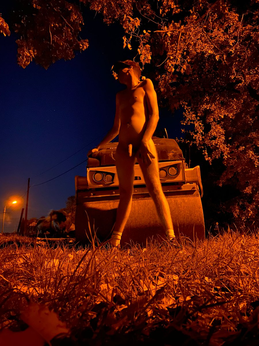 Pigslut6's tweet photo. when the workmen are home my clothes go off.

#gaynude #gayexhib https://t.co/3s9w3zUYpk