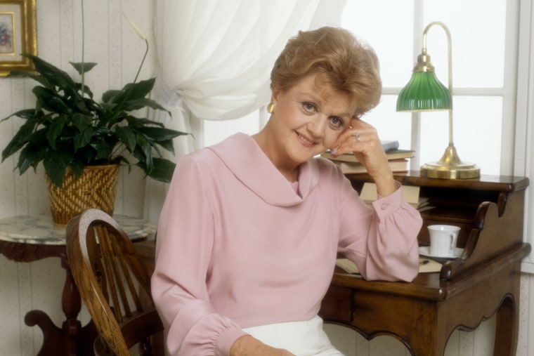 AlexOliveres's tweet image. TRISTÍSIMA NOTICIA: Ha fallecido a los 96 años la actriz #AngelaLansbury. Nuestra querida señora Fletcher. Nuestra admirada hada novata. ¡Qué pena! D.E.P.