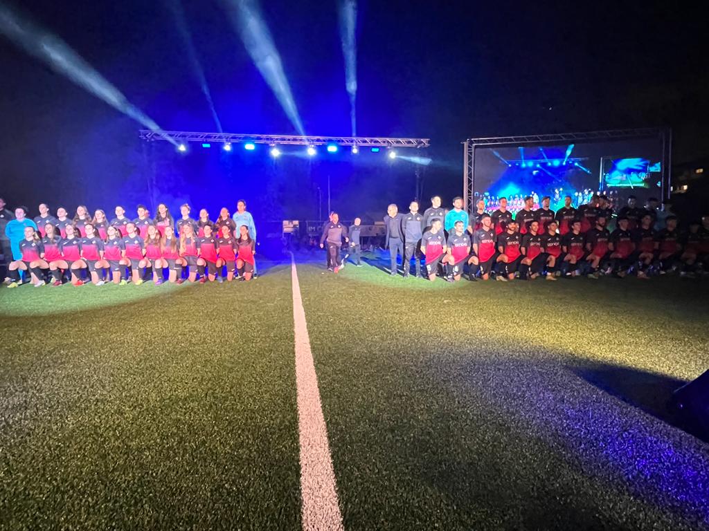 PRESENTACIÓ | Espectacular imatge de la sortida conjunta del Primer Equip Femení i Masculí 🔴⚫️🎥

Els conjunts on totes les i els joves futbolistes de la base vermell-i-negre somien jugar quan es facin grans. 🤩⚽️

#SomVermelliNegres #SomelSantCugat