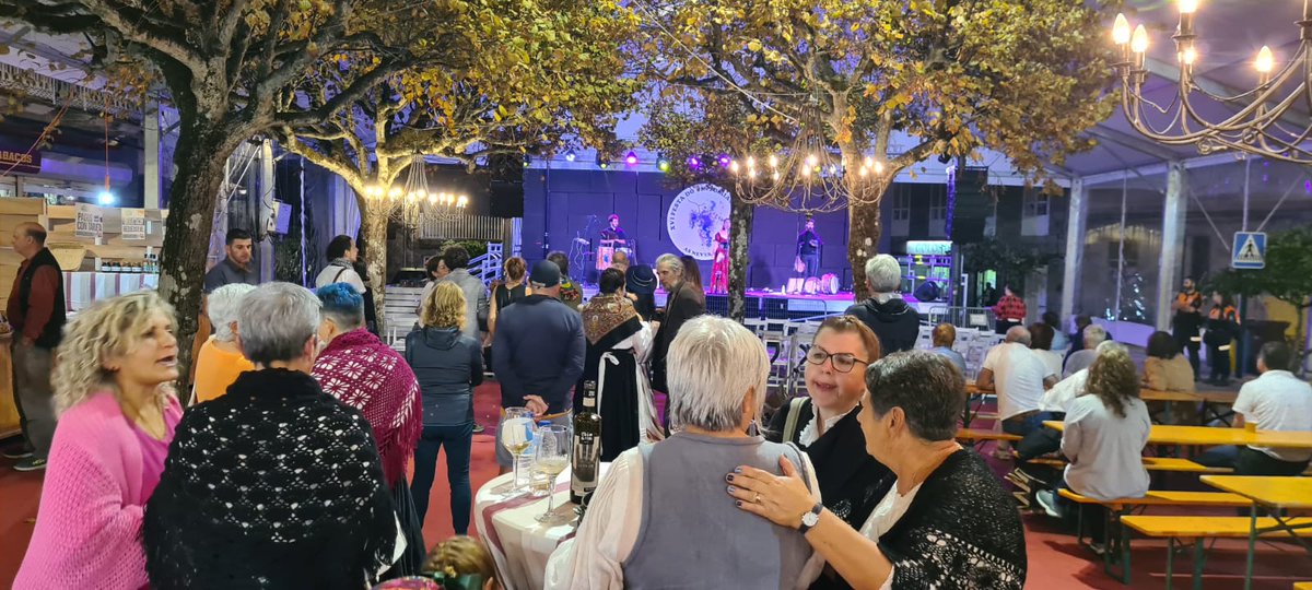 AsNevesConcello's tweet photo. 🍷As Neves en plena animación no primeiro día da XVI Festa do Tinto Rías Baixas‼️
#SolDoCondado
#ViveNasNeves ⬇️⬇️ https://t.co/5Rp4NG5t3Q