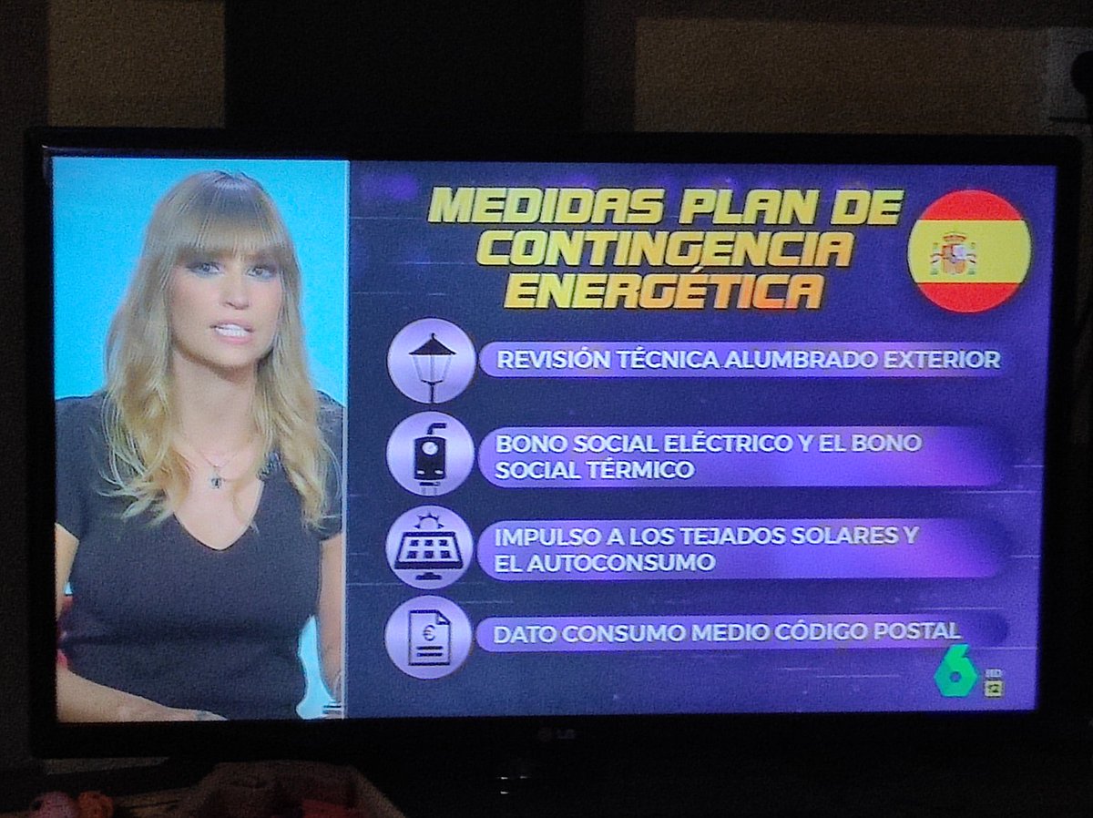 AnnaCM_Alcoi's tweet photo. @El_Intermedio la crítica va para casi todas las presentadoras. Hablan de frío en manga corta. Yo ya voy en manga larga en la calle y en casa. @sandrasabates11 dad ejemplo con el vestuario adaptado a la estación del año. ¿Vale para baño de realidad? https://t.co/tZBLomgSiq
