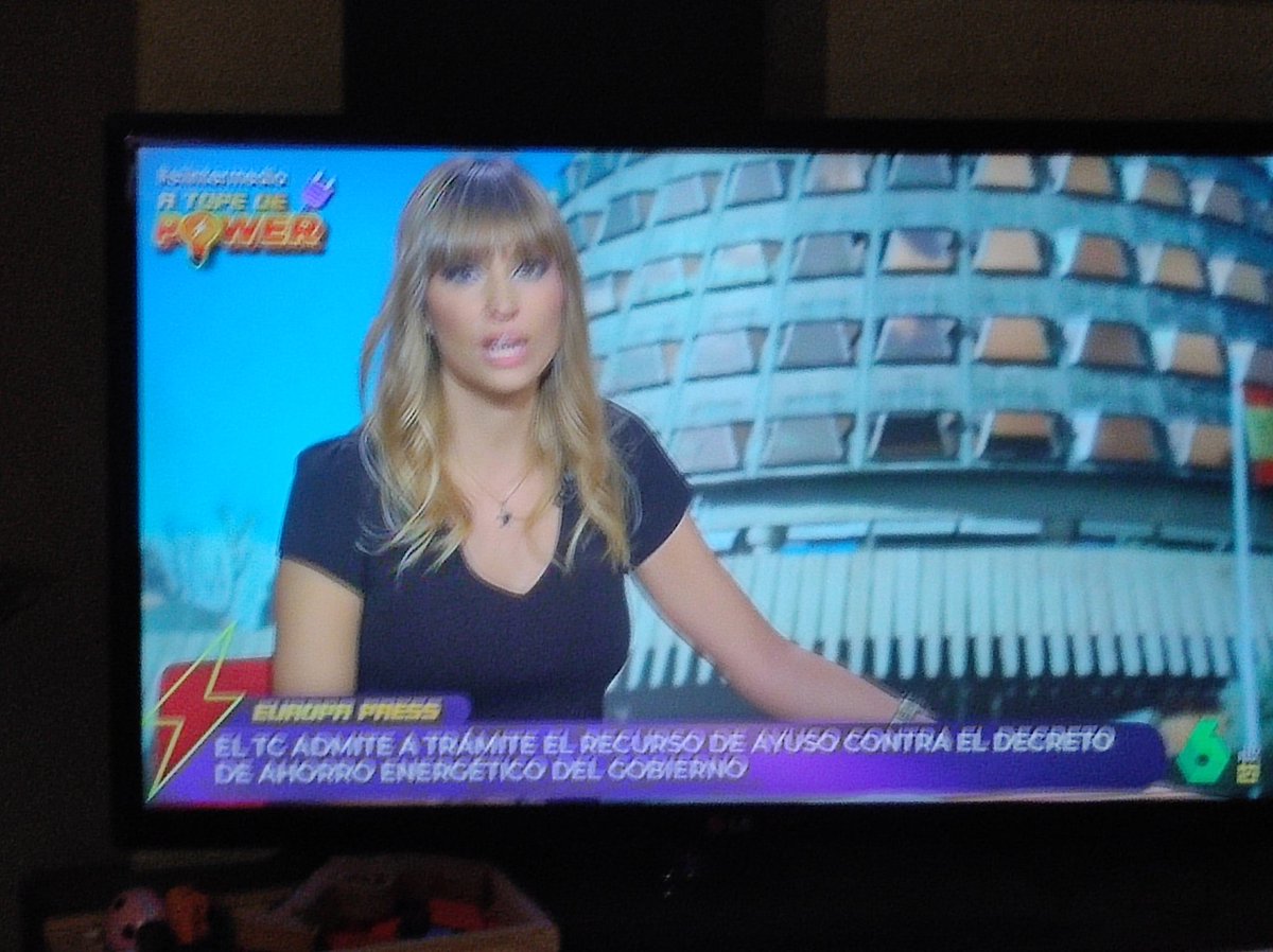 AnnaCM_Alcoi's tweet photo. @El_Intermedio la crítica va para casi todas las presentadoras. Hablan de frío en manga corta. Yo ya voy en manga larga en la calle y en casa. @sandrasabates11 dad ejemplo con el vestuario adaptado a la estación del año. ¿Vale para baño de realidad? https://t.co/tZBLomgSiq