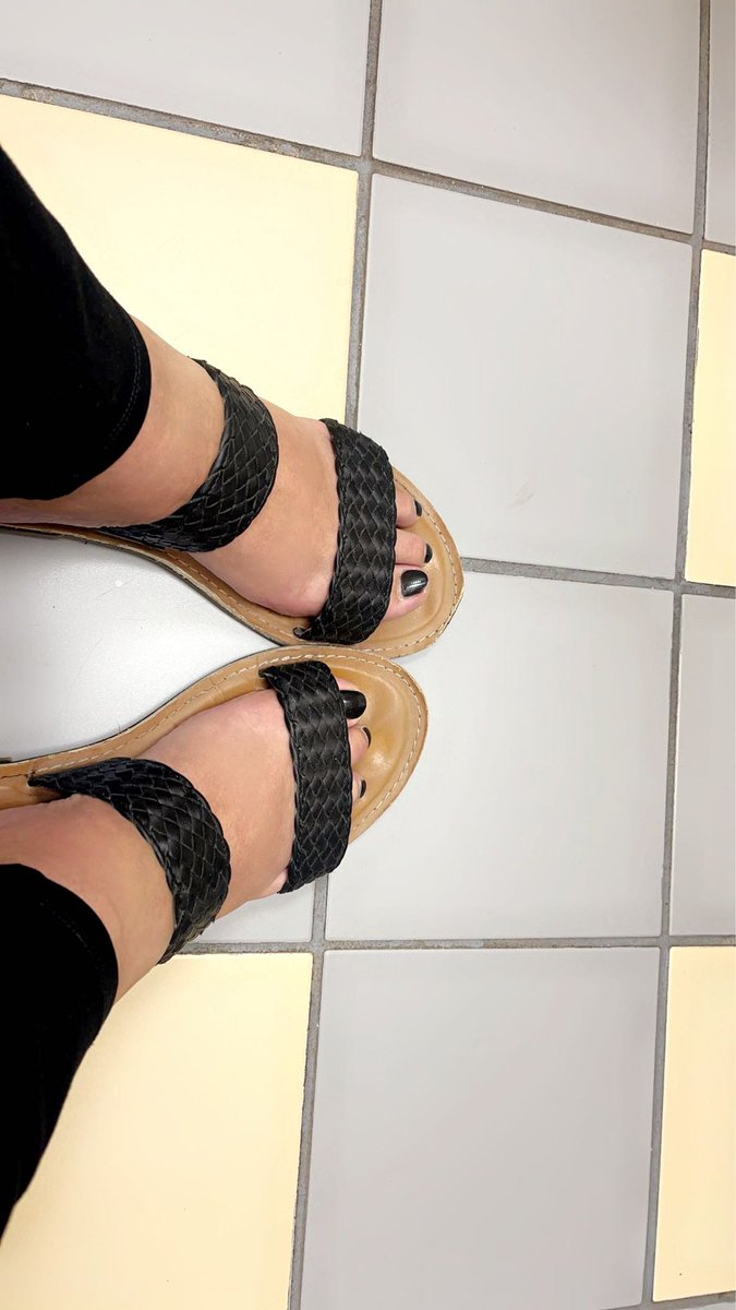 Toe2To's tweet photo. These botitas are tired!!! Where is my foot rub. #work #allday #feetworship #feetfinder #feetpictures #feetprincess #rub #footrub https://t.co/sVS6qZmHIW