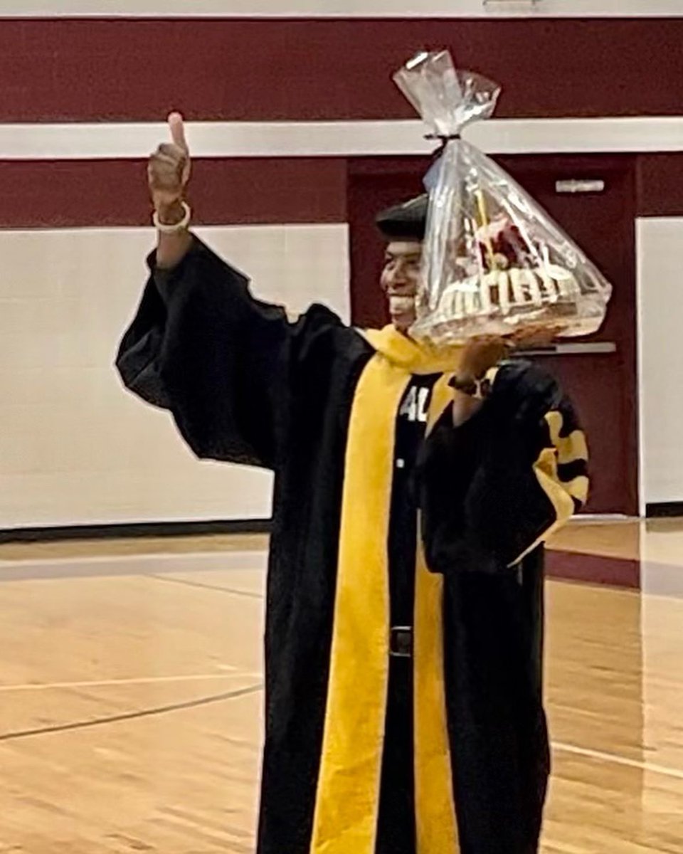 docspeaks's tweet photo. 🥰When the district pours into me, my cup overflows with joy!!!😋 🍰 My heart began to race when I noticed that a schoolboard member had our photo on her shirt! ☺️ Thank you #DrAdrianJohnson for an amazing day! KEEP GOING! #lovelightandinsight 🫶🏾❤️ https://t.co/FfTQopJKHX