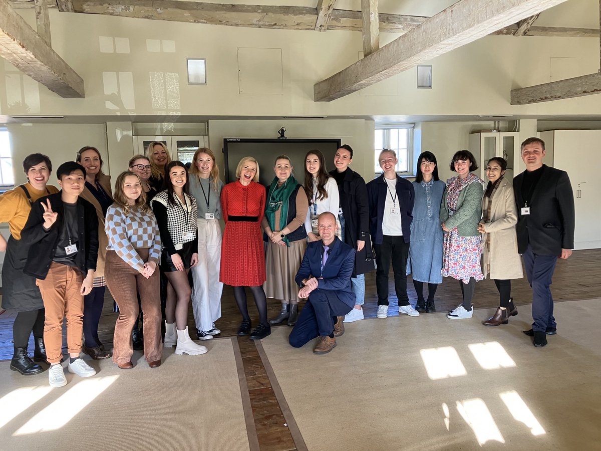 profjohnrdavis's tweet photo. What better introduction to Curating ⁦@HRP_palaces⁩ than today’s Masterclass with Lucy Worsley!?  ⁦@Lucy_Worsley⁩ ⁦⁦@sbmqmul⁩ ⁦@QMUL⁩ https://t.co/MHu8G8uCR7