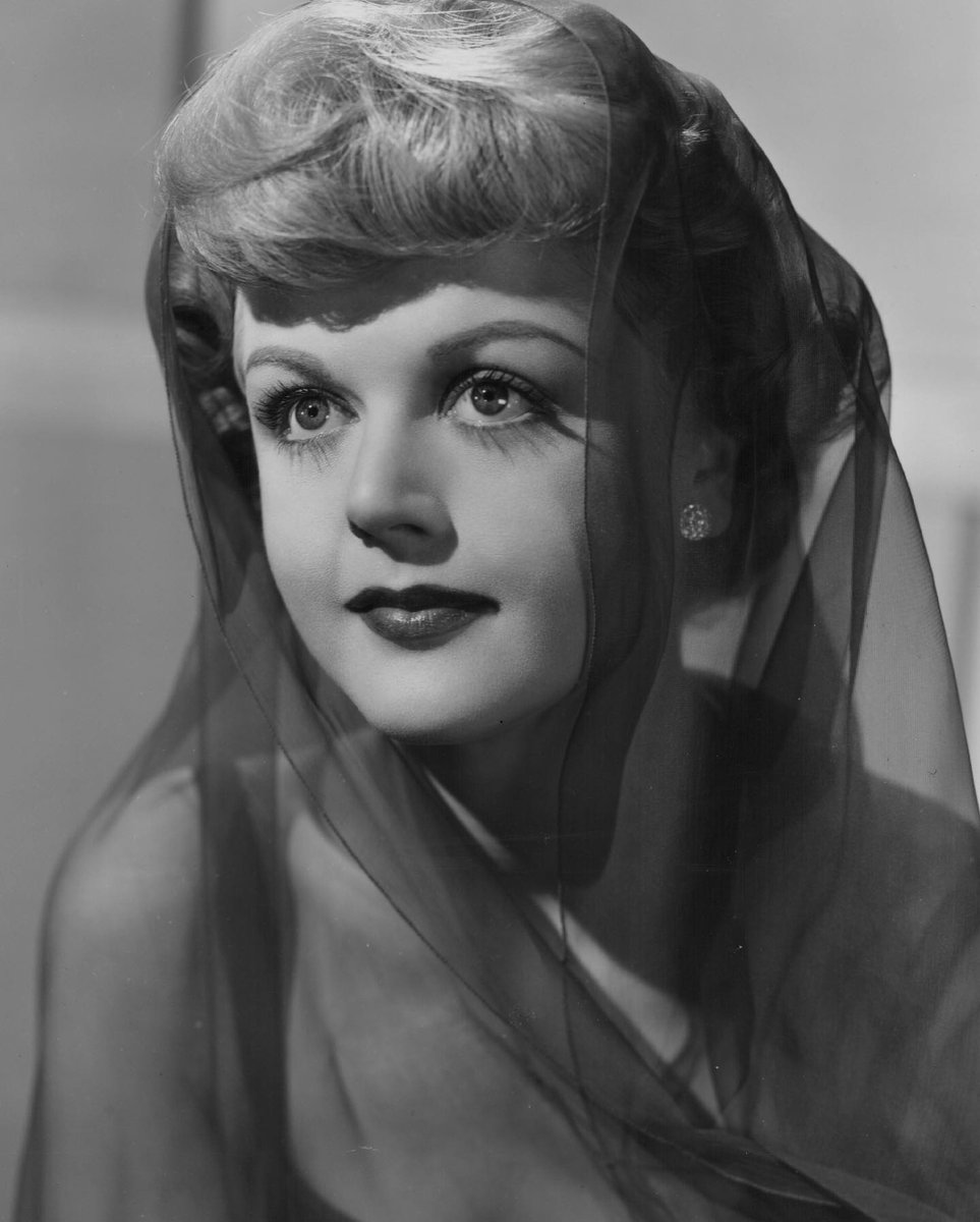 enews's tweet photo. Forever a Hollywood icon. Rest in peace, Angela Lansbury. 💔 Look back on her life &amp; legacy: https://t.co/s90n3ig9ou https://t.co/UqGkXa8nCa