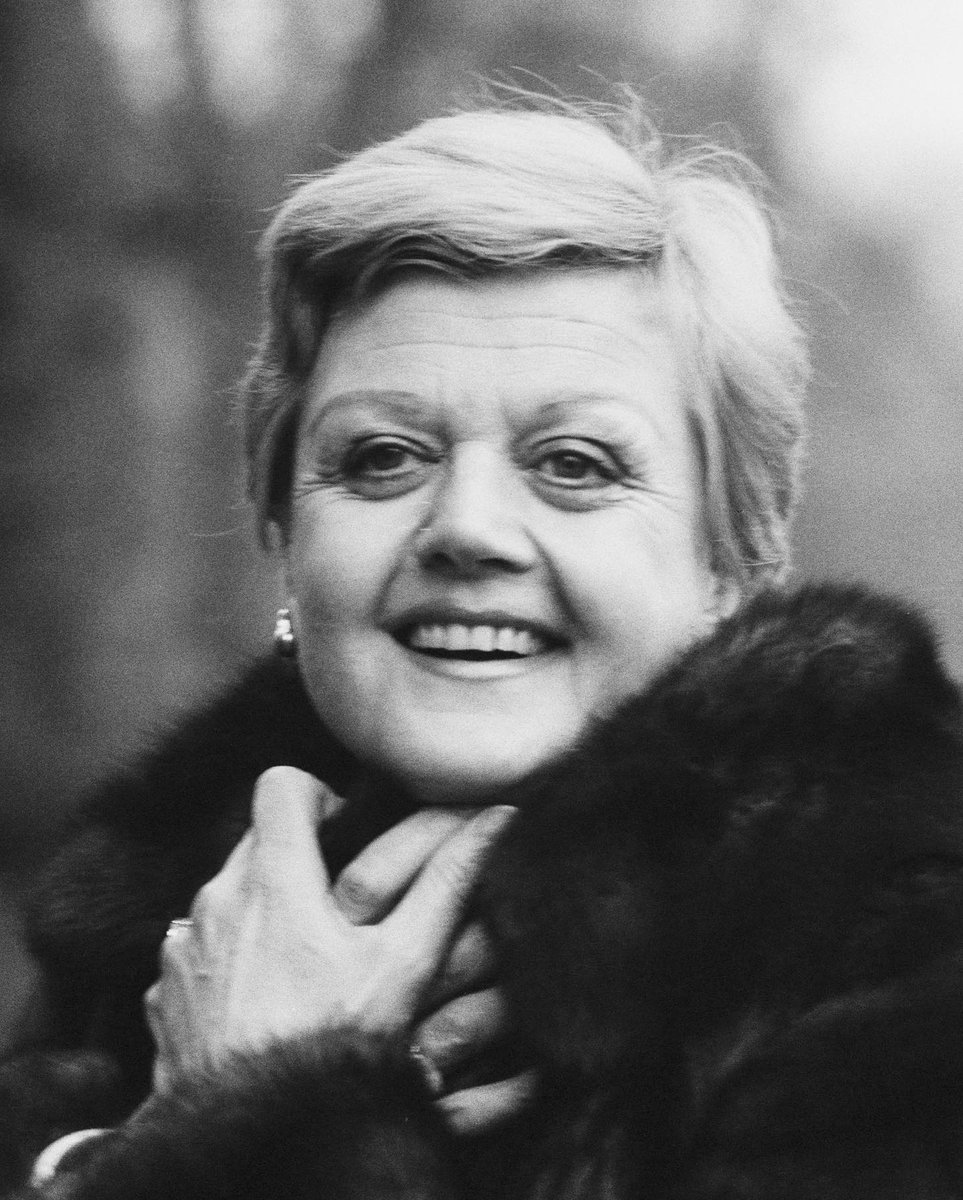 enews's tweet photo. Forever a Hollywood icon. Rest in peace, Angela Lansbury. 💔 Look back on her life &amp; legacy: https://t.co/s90n3ig9ou https://t.co/UqGkXa8nCa