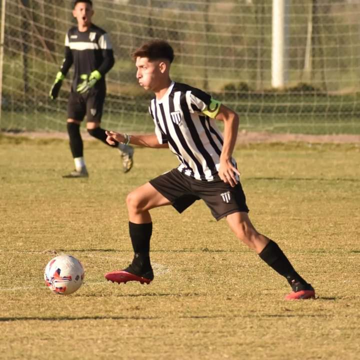 ChichoBazzali09's tweet photo. Triste noticia sobre Fabricio Dominguez, el chico que estaba internado en terapia tras recibir una descarga eléctica.
Los médicos le comunicaron a sus familiares que tiene muerte cerebral y no hay más nada que hacer. Mucha fuerza a sus  seres queridos y justicia. https://t.co/hM1sX0GeDM