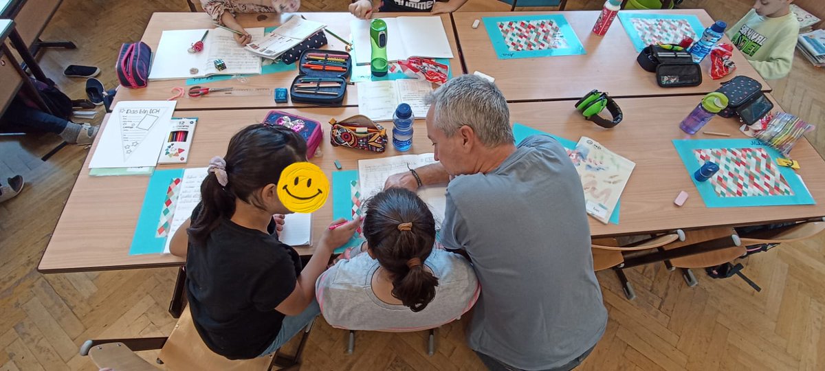 ceparacena's tweet photo. El CEP de Aracena y centros rurales de Huelva siguen  en "Volksschule Brüßlgasse" (Viena). Hoy hemos visto un proyecto plurilingüe donde hay más de 10 idiomas, otro musical, y una idea de trabajo para aprender moviéndose dentro y fuera del aula... @HuelvaSoe @FormacProfAnd https://t.co/cJu1JFsZnd