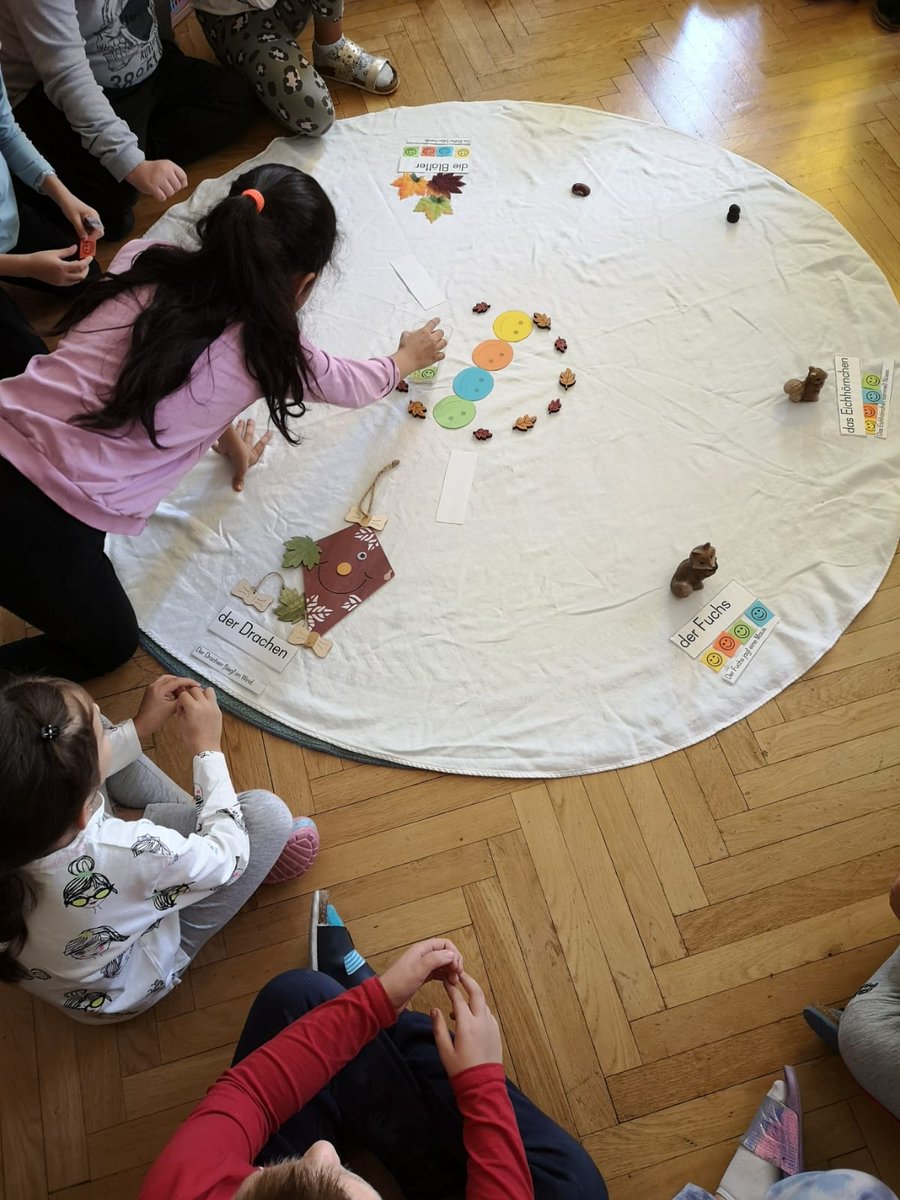 ceparacena's tweet photo. El CEP de Aracena y centros rurales de Huelva siguen  en "Volksschule Brüßlgasse" (Viena). Hoy hemos visto un proyecto plurilingüe donde hay más de 10 idiomas, otro musical, y una idea de trabajo para aprender moviéndose dentro y fuera del aula... @HuelvaSoe @FormacProfAnd https://t.co/cJu1JFsZnd