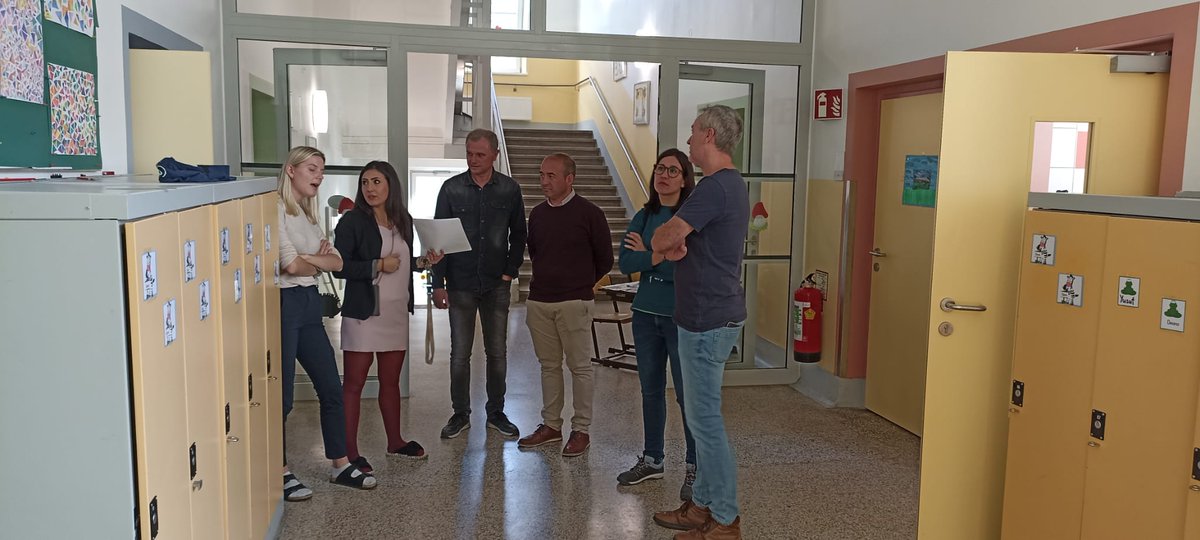 ceparacena's tweet photo. El CEP de Aracena y centros rurales de Huelva siguen  en "Volksschule Brüßlgasse" (Viena). Hoy hemos visto un proyecto plurilingüe donde hay más de 10 idiomas, otro musical, y una idea de trabajo para aprender moviéndose dentro y fuera del aula... @HuelvaSoe @FormacProfAnd https://t.co/cJu1JFsZnd