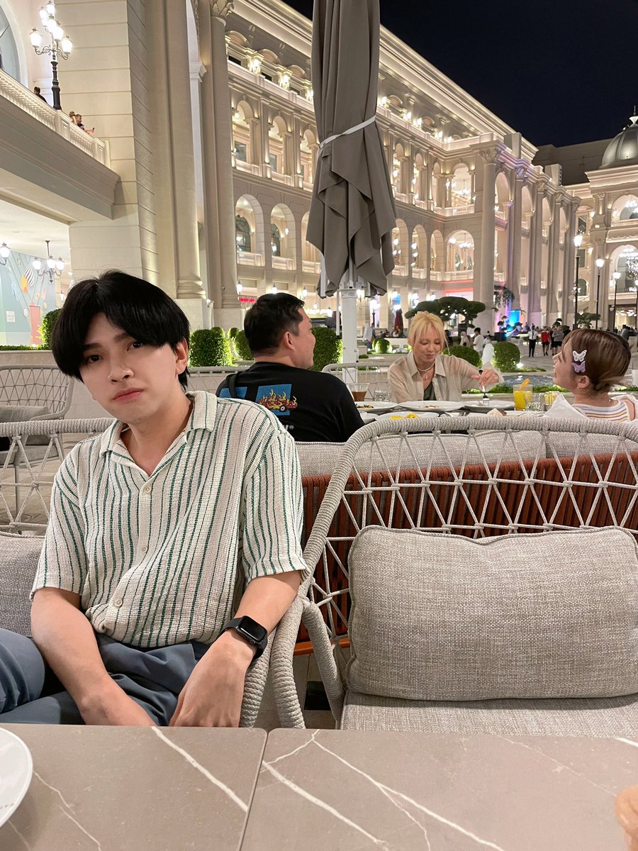 ambr_xxii's tweet photo. Casually eating out with hyoyeon and sunny behind me 😭😭😭🫶🏻 https://t.co/LWE9Q66oSc
