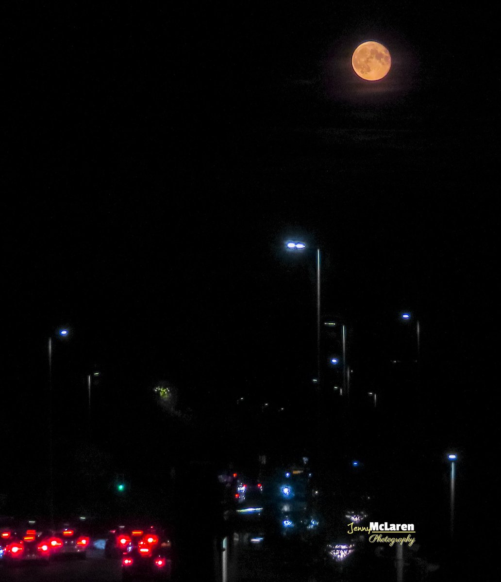 salesjennyrator's tweet photo. Big moon in the city tonight
#huntermoon #nightphotography #amateurphotography #visitaberdeen #Nightsky #original106 #scotland #citynightscape #aberdeen https://t.co/735MKtSrGv