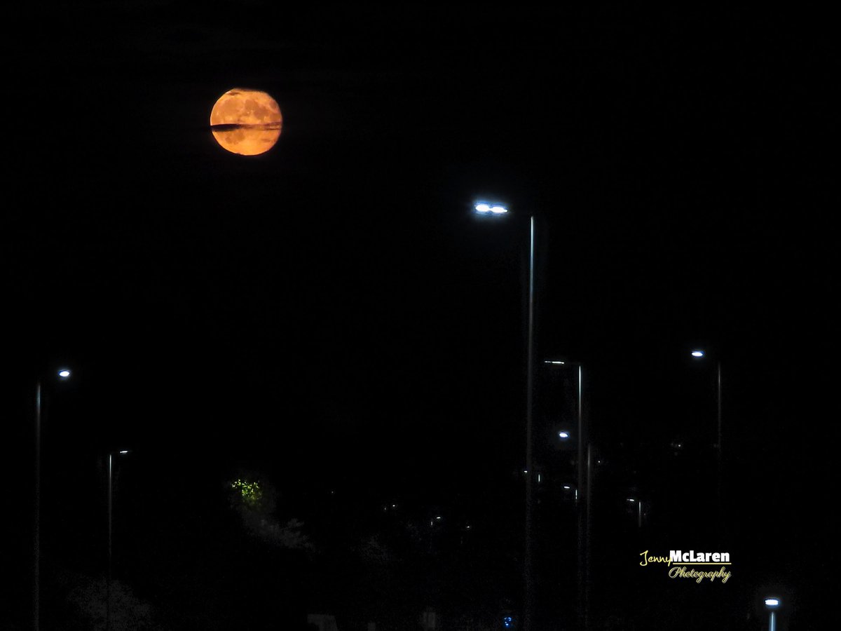 salesjennyrator's tweet photo. Big moon in the city tonight
#huntermoon #nightphotography #amateurphotography #visitaberdeen #Nightsky #original106 #scotland #citynightscape #aberdeen https://t.co/735MKtSrGv
