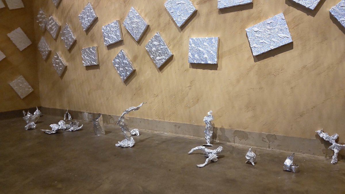 hkakuki's tweet photo. igu_m_art さんで、金矢@tetsuKEN さん個展「ぼんのう花火」
銀色の無限ループを背負い立つ人。長い眠りのあと、一瞬の命を放ち、再び土に還る蝉。無限の時間、その静止の中で光輝く花火。苦い思い出、未来への希望、心かき乱すもの、それって煩悩？ https://t.co/er1cZdv6Pq