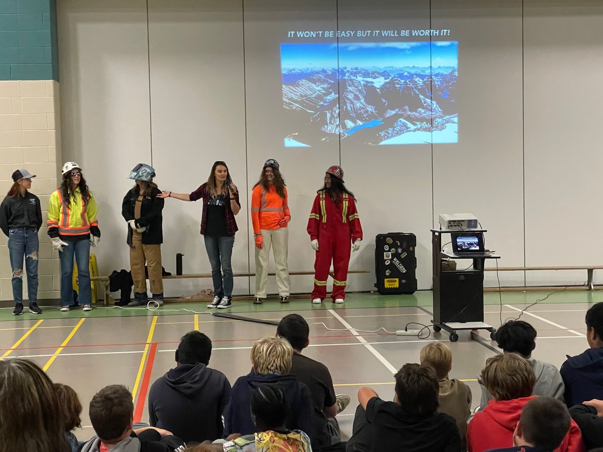 What a great presentation! Intermediate Ss @allistonunion and @ECESeagles had the opportunity to learn about the trades, the importance of pathway planning and choice. Which mountain will you choose to climb? @SCDSB_Schools